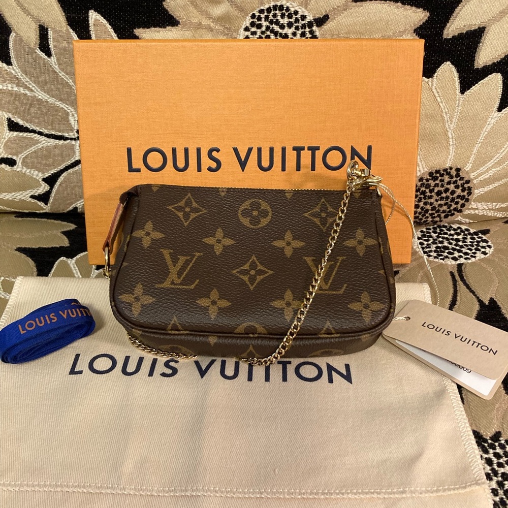 Louis Vuitton Mini Pochette in Monogram Canvas